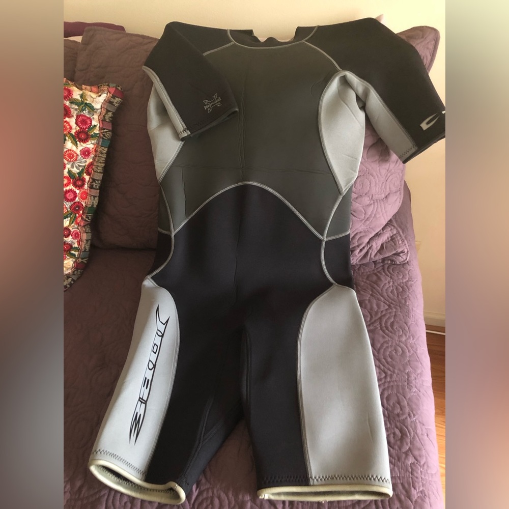 Men’s short leg wet suit.